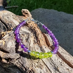 *Limitovaná edícia* elegantný náramok na zapínanie z prírodných kameňov - ametyst peridot 