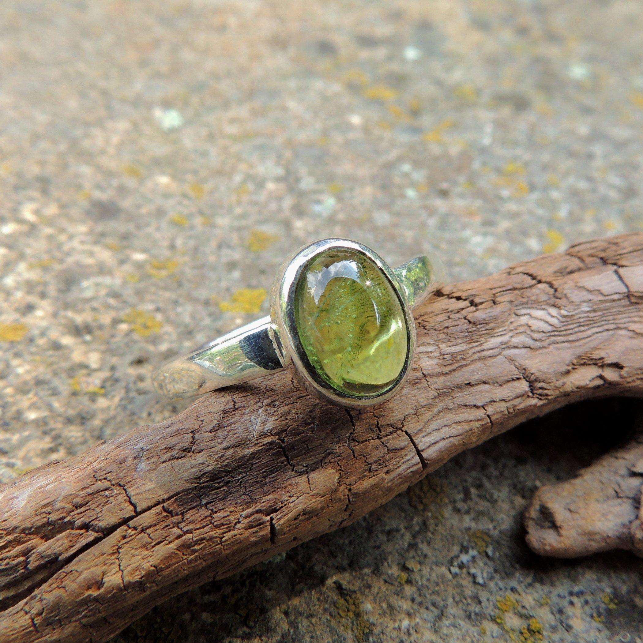 Olivín strieborný minimalistický prsteň 
